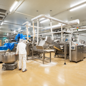 Arruabarrena elaborando hojaldre en su fábrica de Pina de Ebro